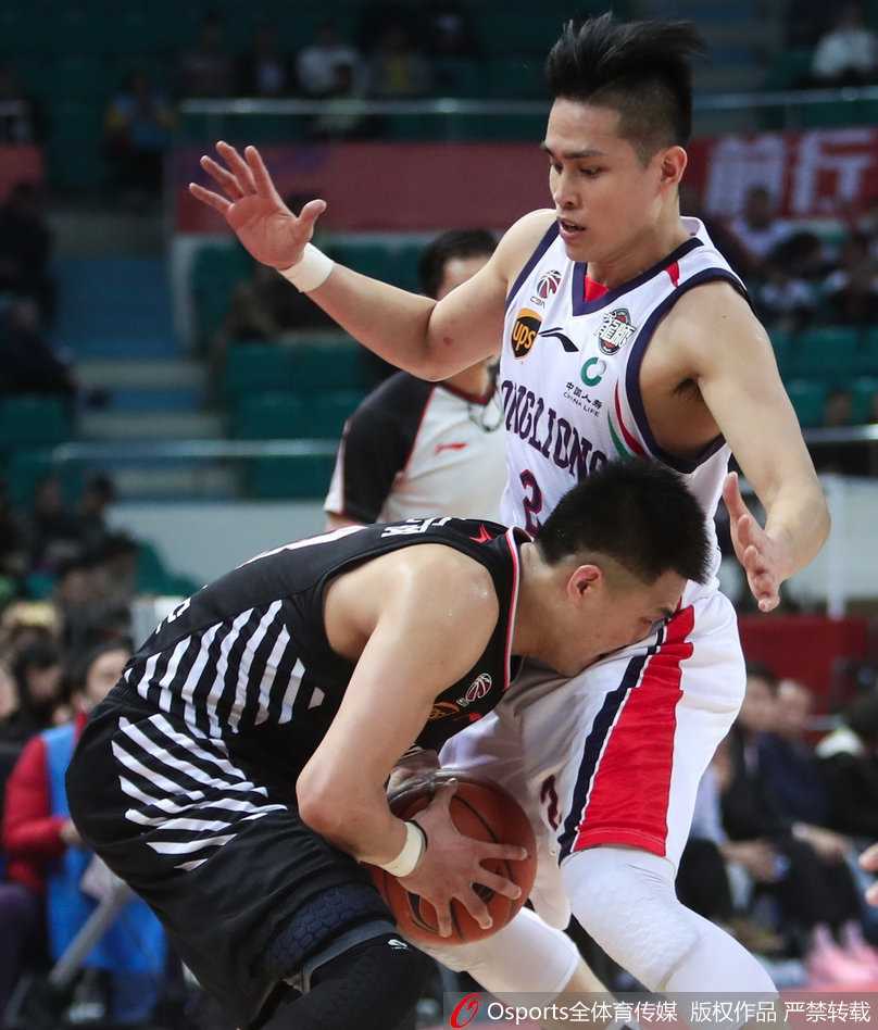 只见一位球员在拼抢中五官挤成一团，嘴巴张成O型，夸张的表情完美诠释了什么叫“为了球权，面子可以先放一放”。