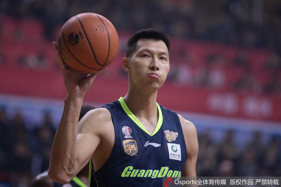 防守球员奋力封盖，整个人横在空中，而进攻方刚果人后仰跳投，两人在空中形成了一个匪夷所思的平行姿态，仿佛武侠小说里的绝世轻功对决。