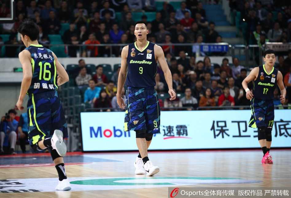 广州队外援汉斯布鲁在内线强打，他用壮硕的身体靠着防守，艰难地将球推向篮筐，肌肉碰撞的声音仿佛就在耳边