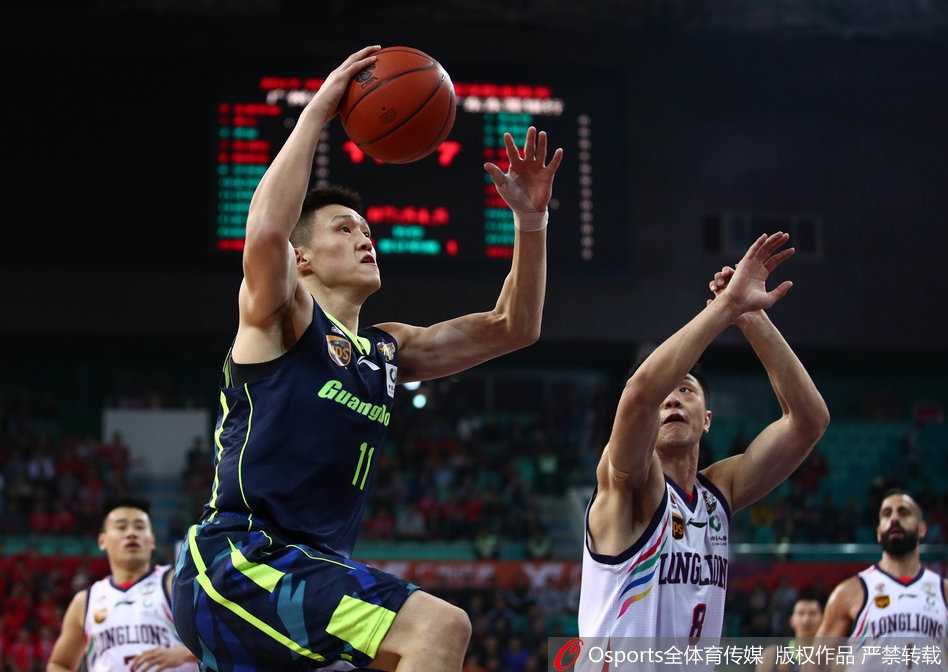 广州队的桑尼运球强行突破，周鹏如同坚固的城墙一般紧贴防守，双手张开，脚步移动迅捷，寸土不让