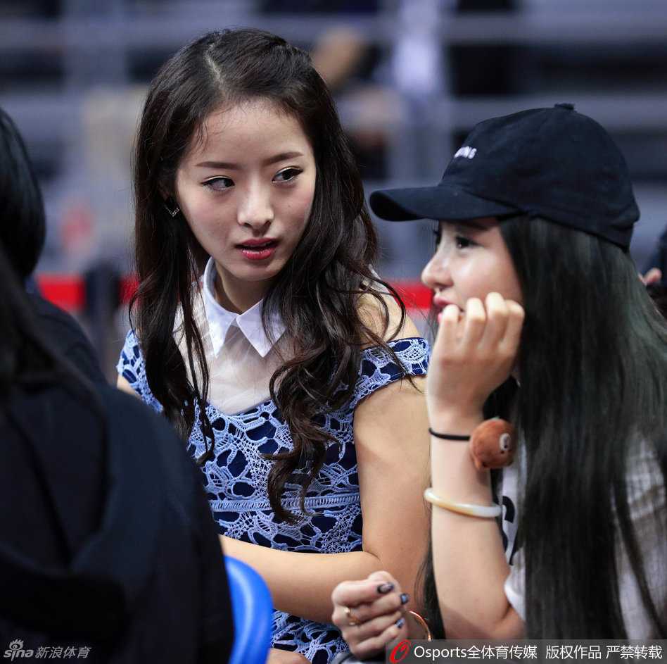 新疆队孙桐林女友身着休闲装现身客场，眼神清澈注视着场内，邻家女孩气质尽显