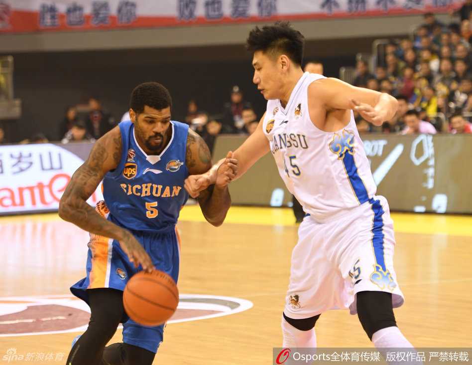 广厦对阵八一的比赛中，胡金秋面对防守完成一记漂亮的低手上篮，动作舒展柔和，展现了扎实的内线基本功