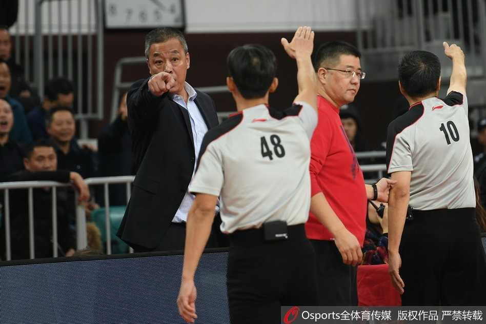 新疆队替补席瞬间炸开了锅，助教陆智强情绪激动地冲向场边，手臂挥舞着向裁判讨要说法，身边的翻译和队员奋力阻拦，却依然无法平息他心中的怒火。