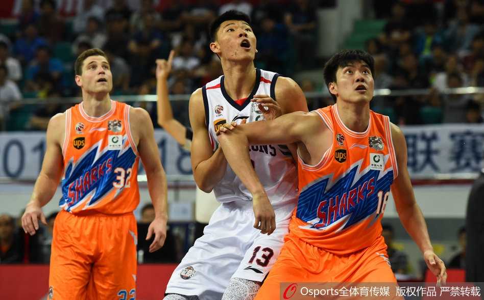 上海队核心弗雷戴特面对严密防守依然强行出手，尽管他空砍38分，但每一次投篮都展现着超级得分手的杀手本能。