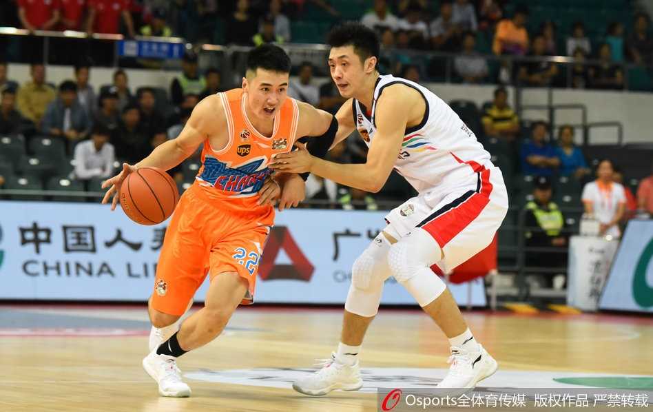 广州队外援福格在贴身防守下强行突破，他如猎豹般撕裂上海队的防线，此役他轰下34分闪耀全场。