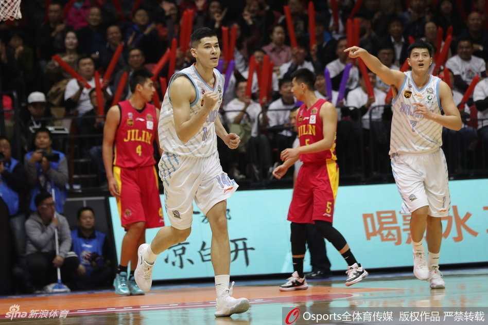 在漫天飞舞的彩带和震耳欲聋的欢呼声中，亚当斯咧嘴大笑，右手比出代表胜利的