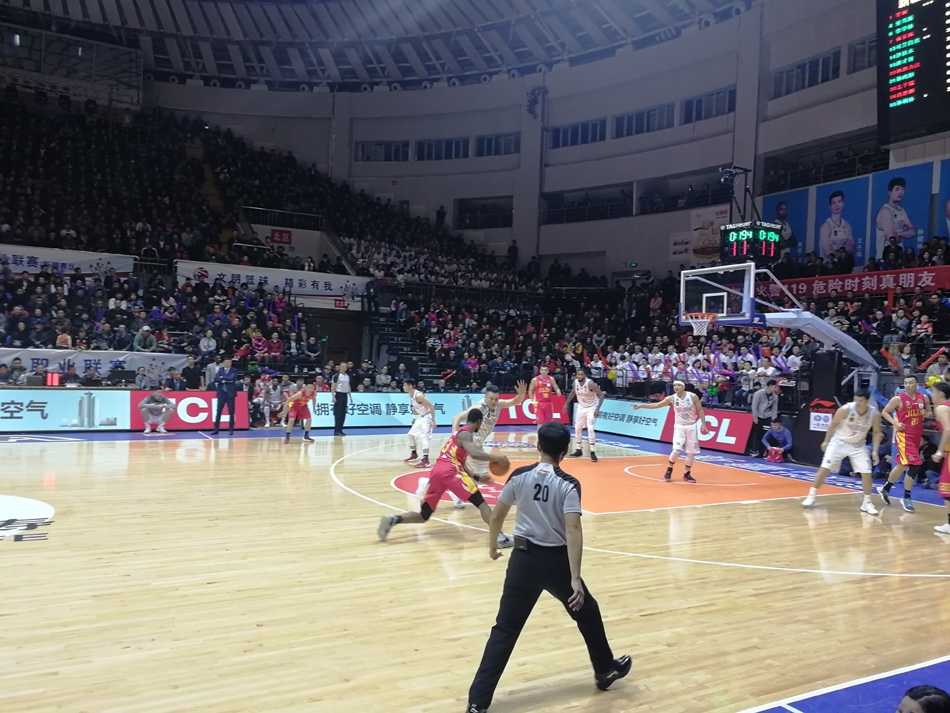 肖恩-朗在人群中奋力跃起，如直升机般升空，他的指尖轻轻一点，将篮板球稳稳拨向队友的方向，展现了出色的二次弹跳能力。