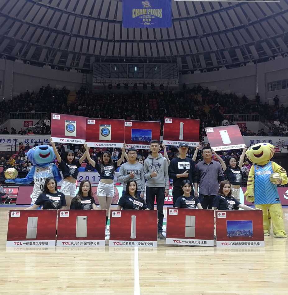 面对高大的防守者，俞长栋没有丝毫畏惧，他高高跃起，在空中对抗后依然保持着完美的投篮手型，将球稳稳放进篮筐。