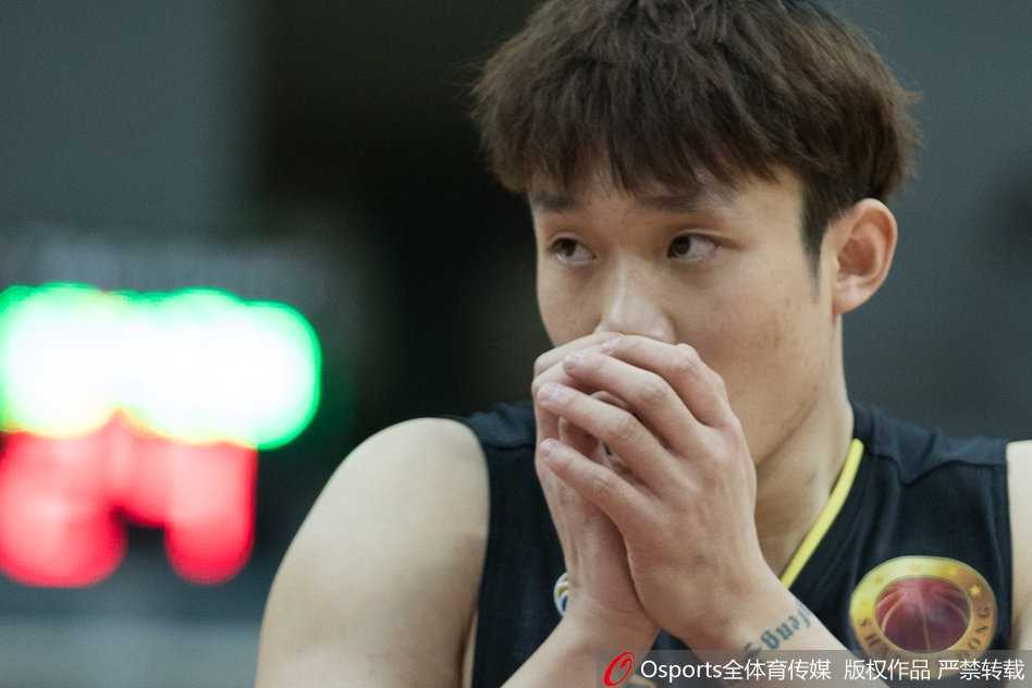 山东队外援多纳塔斯·莫泰尤纳斯在江苏内线长人丛中强行起篮，双手如同铁钳紧握篮球，展现出了一柱擎天的霸气。