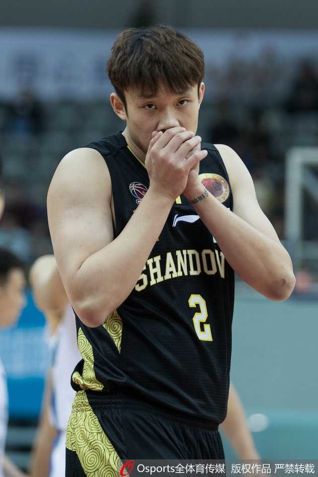 丁彦雨航迎着防守者高高跃起，眼神如刀锋般锐利，手起刀落间一记标志性的后撤步跳投划破苏州夜空。