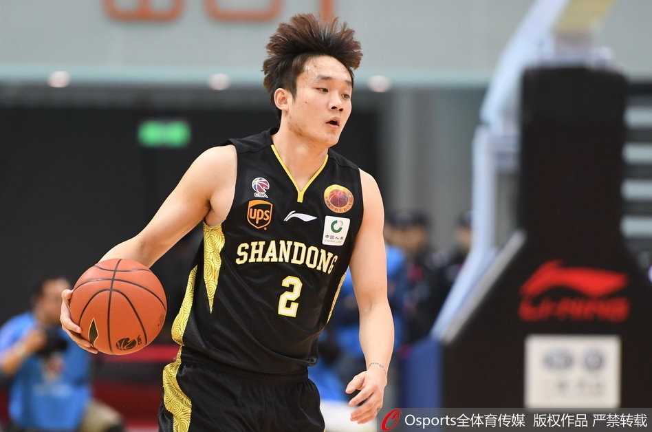 山东高速小外援泰·劳森面对防守，在空中扭曲身体找到传球缝隙，巧妙助攻队友轻松得分，展现出NBA级别的视野。