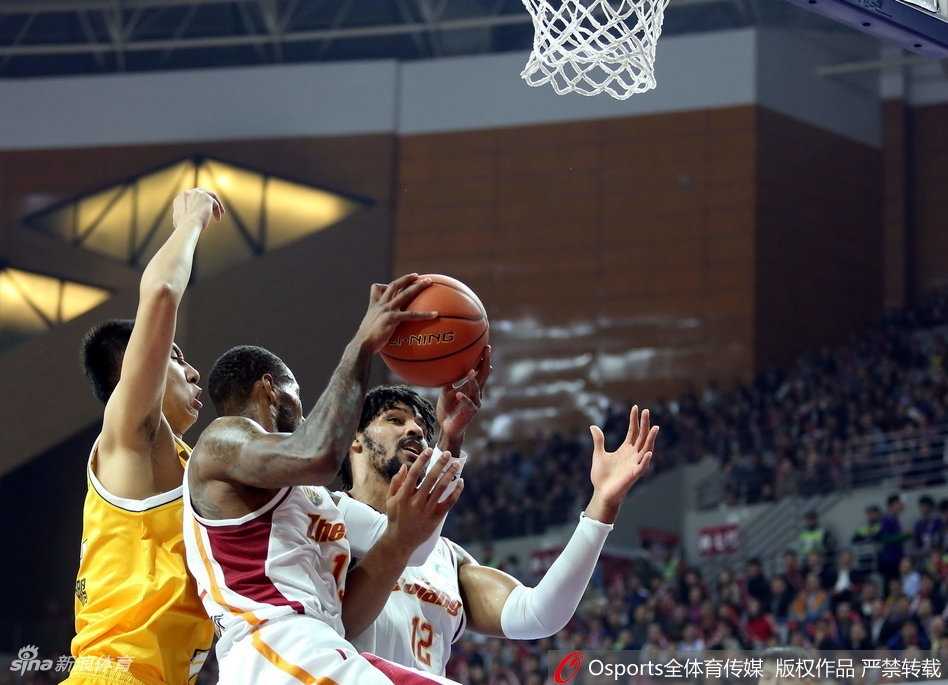 广厦主帅李春江在场边激情指挥，他挥舞着手臂大声呼喊，每一个手势都意图为场上的球员指明最有效的进攻方向。