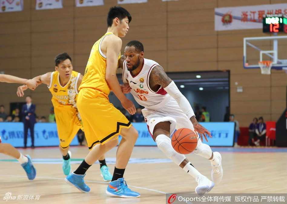 加时赛关键时刻，广厦队外援福特森犹如一道闪电撕破浙江队的防线，在长人如林的篮下硬起上篮，为球队锁定胜局。