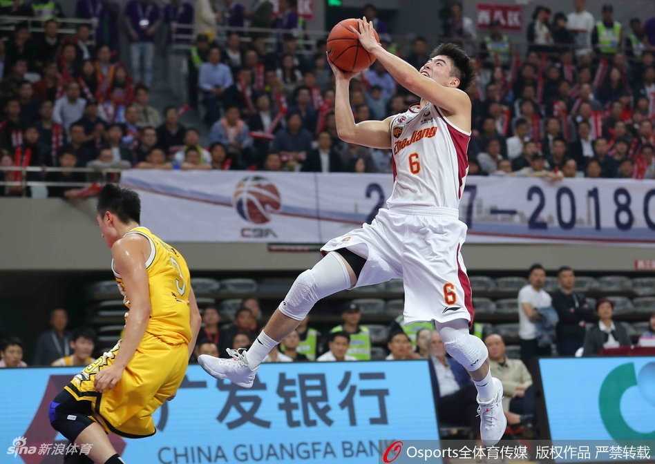 浙江队核心吴前借队友掩护后干拔三分，皮球划过一道完美的弧线空心入网，引得主场球迷爆发出震耳欲聋的欢呼。