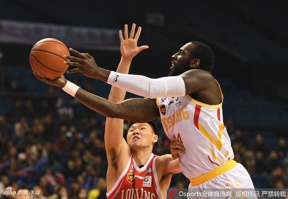 广州队外援在完成一次高难度上篮后，面对疯狂追分的同曦队，脸上没有丝毫松懈，只有对胜利更加坚定的专注。