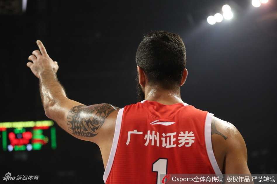 同曦队的宋建骅高高跃起，在空中与对手进行激烈身体对抗后，以一个小拉杆的动作将球送入篮筐，瞬间点燃了全场观众的激情。