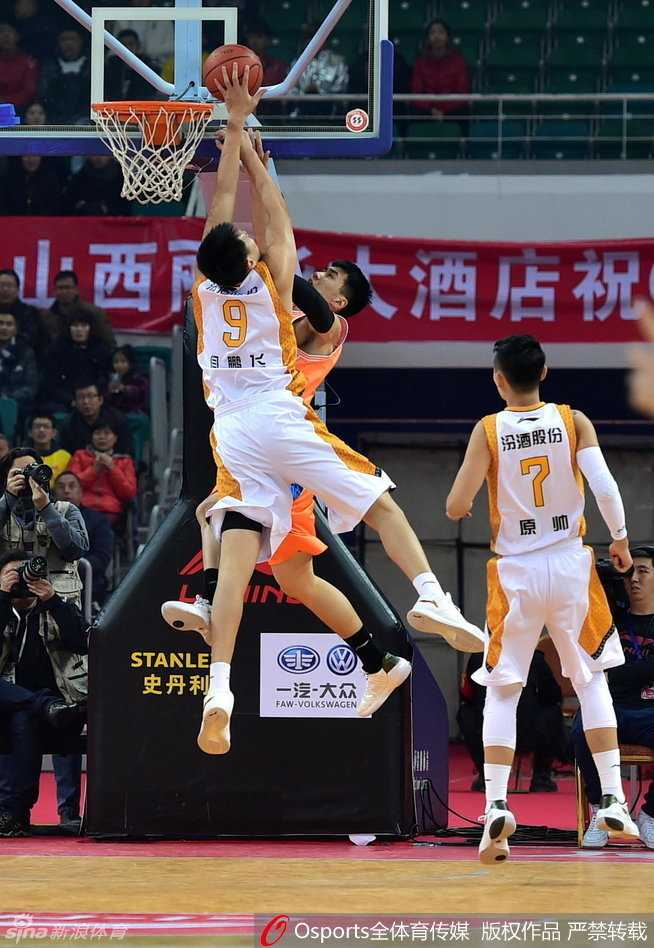 吉林东北虎球员面对四川金强 towering 的防守，空中失去平衡前仍以柔和手感完成高难度抛射，皮球划出美妙弧线坠入网窝。