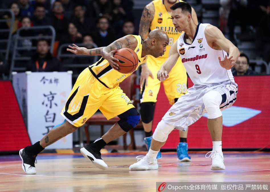 易建联在重重防守下腾空而起，犹如巨龙出海，单手将球砸入篮筐，身后的北控防守球员只能望球兴叹。