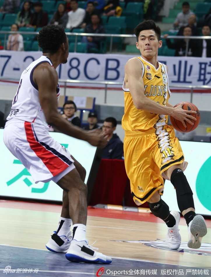 广厦外援博洛西斯高位持球策应，眼神犀利地观察队友跑位，此刻他犹如一位运筹帷幄的指挥官，随时准备送出致命一击