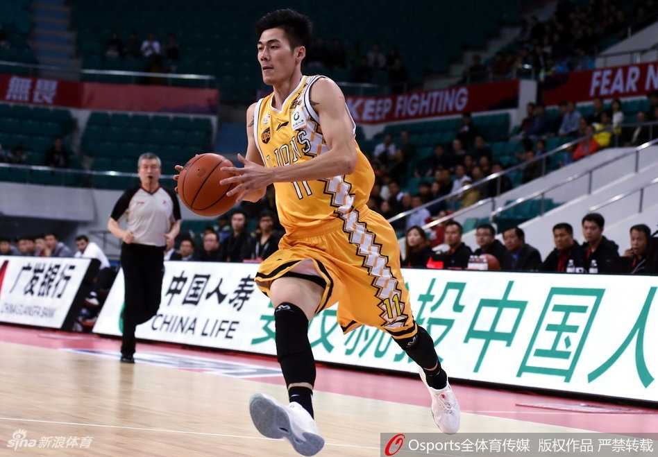 广厦射手李京龙外线出手三分，球在空中划出完美弧线，这一刻全场屏息，只听唰的一声脆响，篮球空心入网