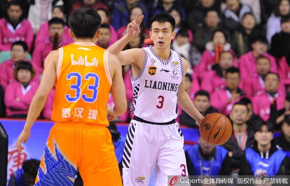 哈德森在对方严防死守下强行出手三分，篮球划出完美弧线直奔篮筐