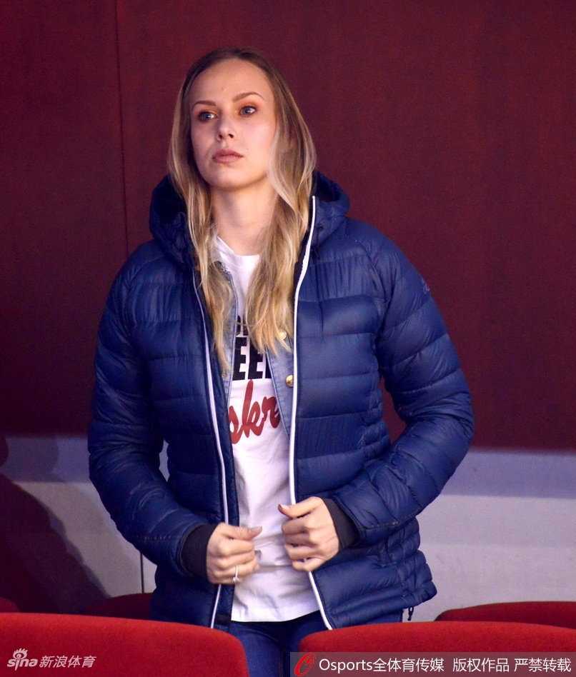 莫泰尤纳斯的爱妻端坐于山东省体育馆看台，一头金色秀发格外吸睛，她目光温柔地追随场上夫君的身影。