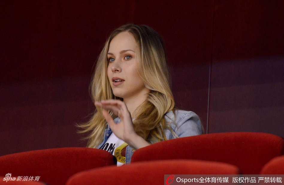 比赛间隙，莫泰妻子神色专注地望向场内，双手轻轻托腮，仿佛正在心中为丈夫默默祈祷下一次进攻的成功。