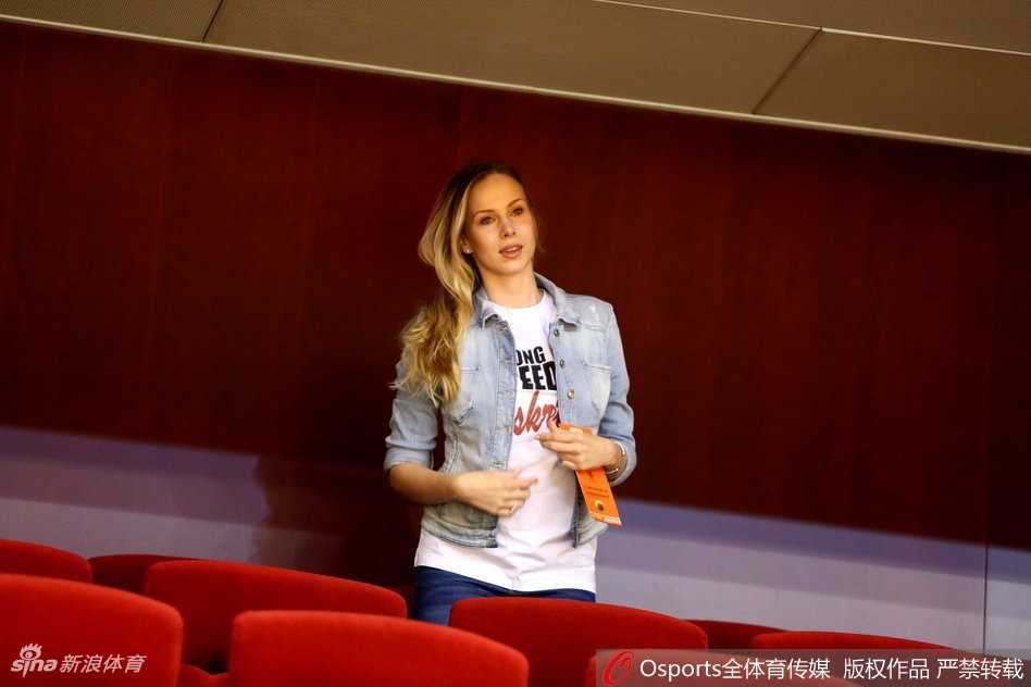 宝莲娜安静地坐在观众席上，五官深邃立体，即使在人声鼎沸的球馆中，也难掩那份优雅沉静的独特气质。