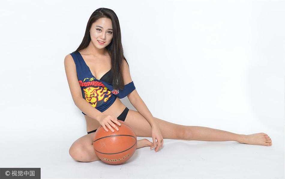 赛后庆祝时刻，宏远宝贝们手牵手向全场观众鞠躬致意，她们的笑容比手中的花球更加灿烂，感谢着球迷们的支持和呐喊