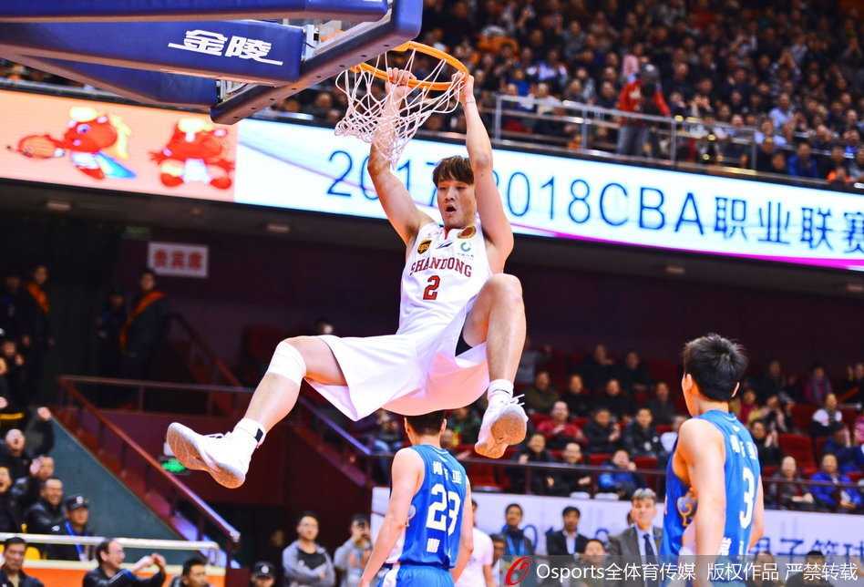 山东队防守悍将睢冉犹如一道铁闸，用他标志性的贴身紧逼让江苏队的外线射手们寸步难行，每一次成功防守都引爆了主场球迷的激情。