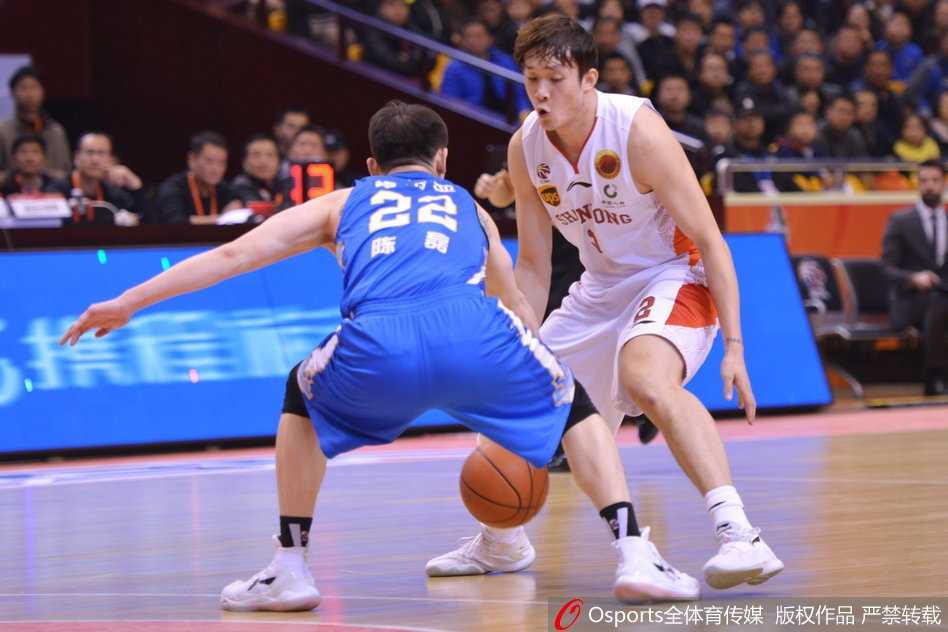 大胜后的山东替补席一片欢腾，球员们挥舞着毛巾击掌相庆，脸上洋溢着如同过节般的喜悦笑容，胜利的喜悦感染了在场的每一个人。