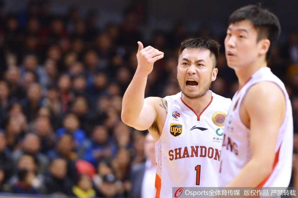 江苏肯帝亚外援布鲁克斯面对旧主的严防死守，依然投出美如画的干拔三分，但脸上的表情难掩球队大比分落后时的无奈与不甘。