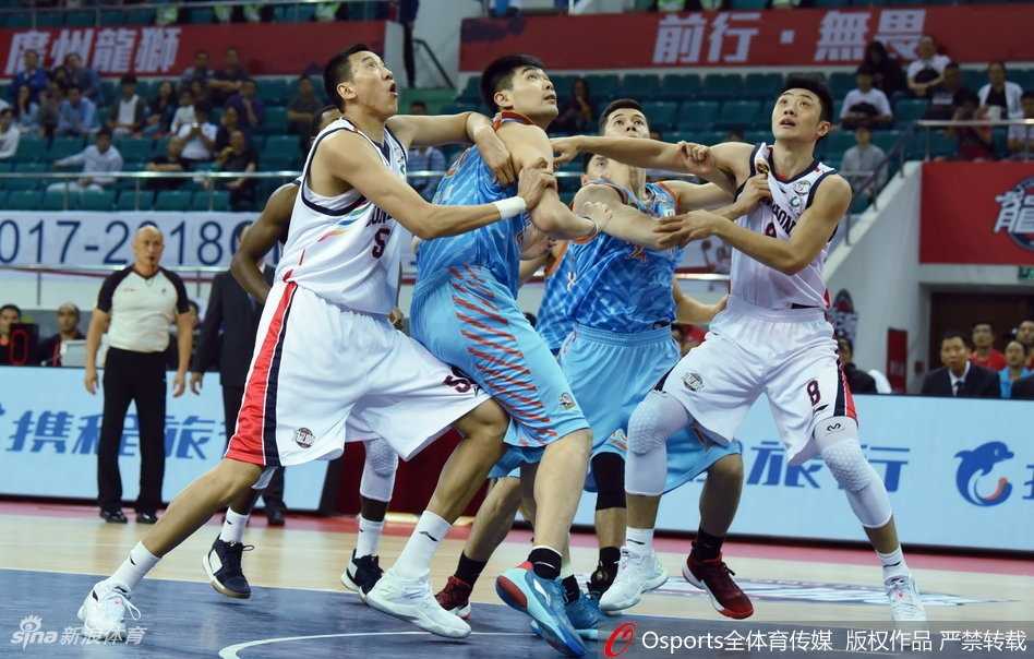 新疆队外援亚当斯在完成一次精彩进攻后，握拳怒吼，尽情释放着内心的激情与霸气