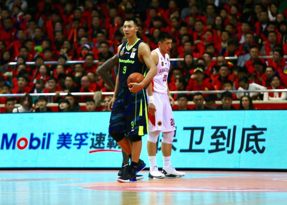 山东队外援莫泰尤纳斯在易建联头顶强硬摘下前场篮板，展现出欧洲内线的细腻技术与强硬作风