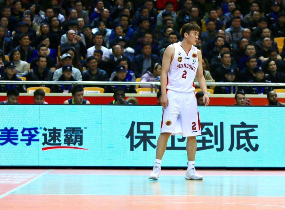 小外援劳森全场飞奔运球突破，广东队赵睿在身后奋力追赶却只能目送篮球入网