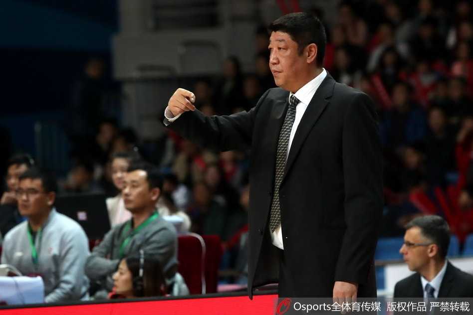 希克森在内线翻江倒海，面对新疆队的双人包夹依然强硬起跳，双手暴扣得分，彻底统治了禁区。