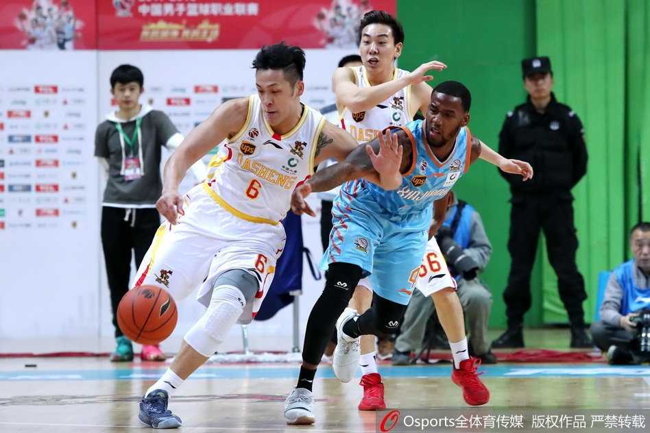 队长冯欣挺身而出，用一记精准的三分球吹响了南京同曦反攻的号角，他的眼神中充满了坚定与不屈。