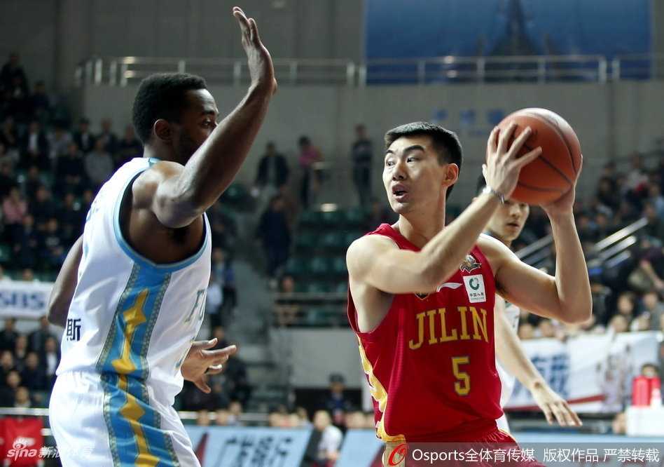 王哲林在内线展现王者风范，背身单打后一个灵活的转身晃开防守，双手大力灌篮得分，这一刻地动山摇