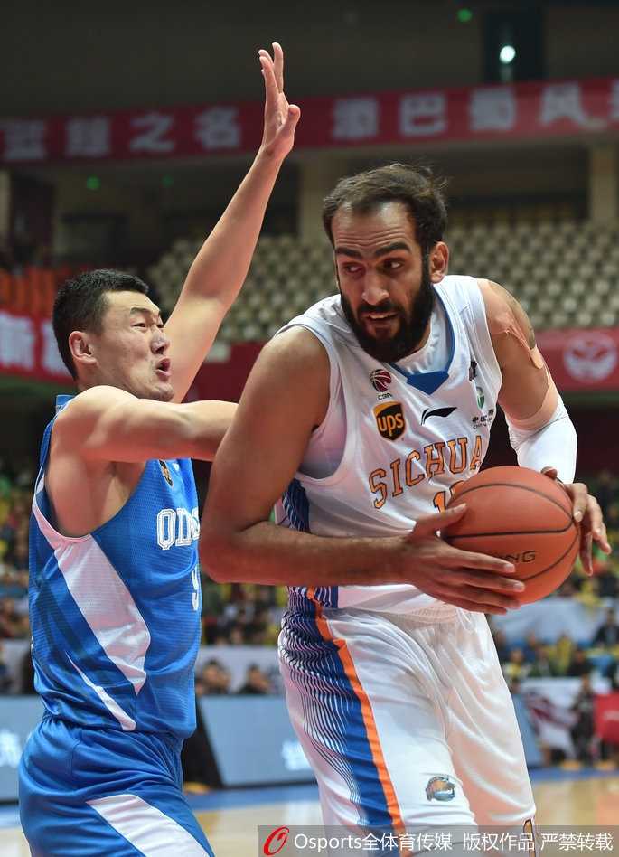 伊朗中锋哈达迪在青岛队的内线群中高高跃起，如同擎天柱一般摘下篮板，他在攻防两端的统治力依旧是四川队最依仗的基石。