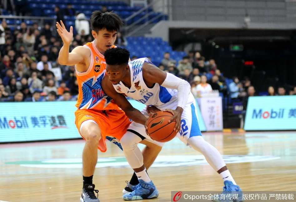 上海队外援弗雷戴特迎着防守命中高难度三分后，紧握拳头霸气怒吼，弗神风采尽显