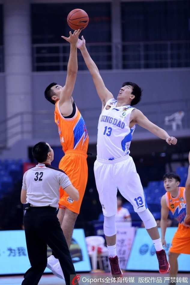 青岛队张骋宇蝴蝶穿花般突破上海队罗汉琛防守，急停跳投出手，动作一气呵成