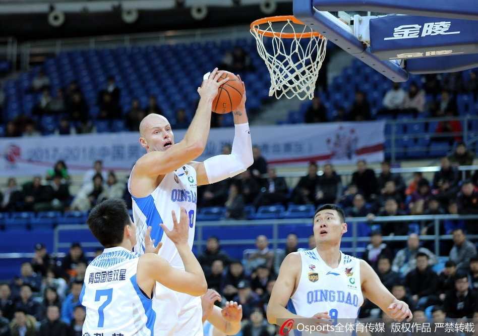 北京首钢外援汉密尔顿在青岛队内线高高跃起，以一记势大力沉的单手劈扣终结进攻，尽显内线统治力