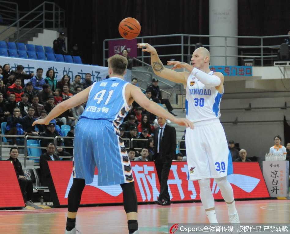 北京首钢队翟晓川在快攻反击中，面对空篮腾空而起，完成一记舒展的单手劈扣，点燃了替补席
