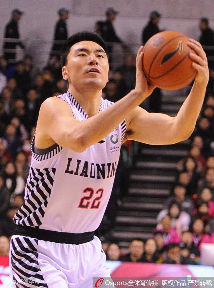 辽宁外援巴斯在深圳队内线群中高高跃起，以一敌三，霸道地摘下一个宝贵的前场篮板。