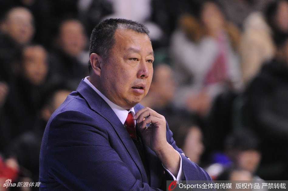 内线巨塔韩德君力压防守，单臂完成惊天暴扣，整个篮架都在他的神力下颤抖。