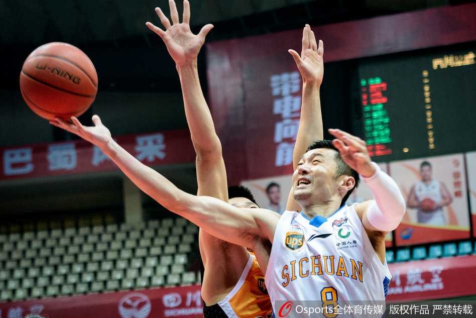 四川队球员哈达迪在山西队内线斯科拉的严密防守下，高高跃起试图完成投篮，两人肌肉碰撞瞬间充满张力