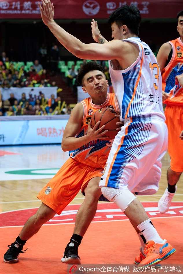 四川队外援富兰克林在对方严密防守下强行突破上篮，他全场贡献28分10篮板8助攻的全面数据