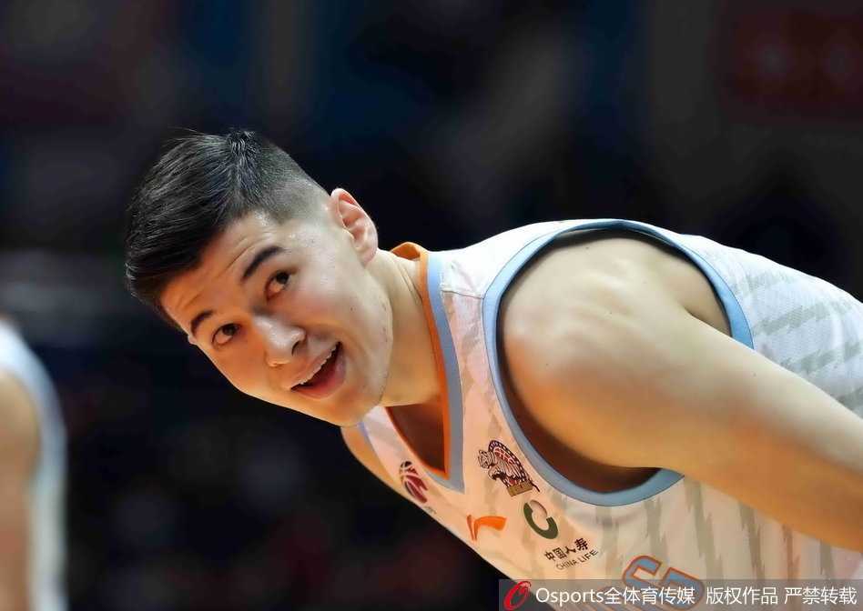 西热力江在命中关键三分后握拳怒吼，脸上洋溢着嗜血的杀气，这一刻他是红山体育馆最冷血的刺客，浇灭了四川队反扑的希望。