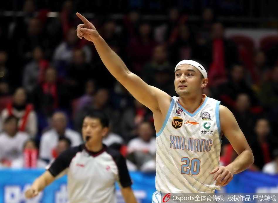 身形魁梧的布拉切身披新疆队战袍坐在场边，眼神中透露出对赛场的渴望与归来的坚定，他的回归让整个红山体育馆的球迷为之沸腾。