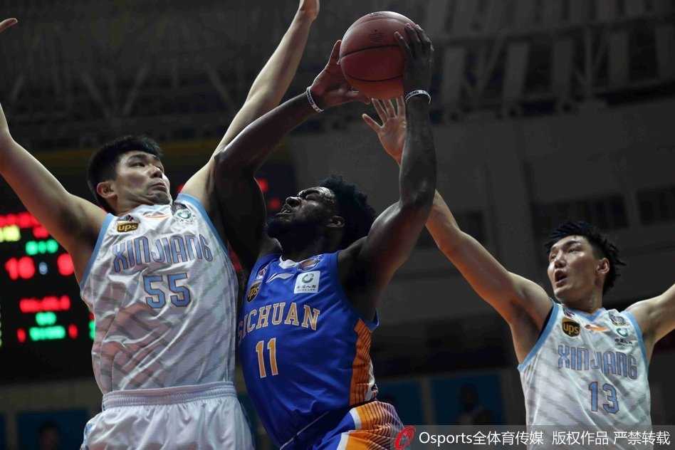 富兰克林面对俞长栋的封堵强行上篮，全场41分的他拼尽全力，却依然无法为四川队带来一场胜利，落寞的神情写满了不甘。